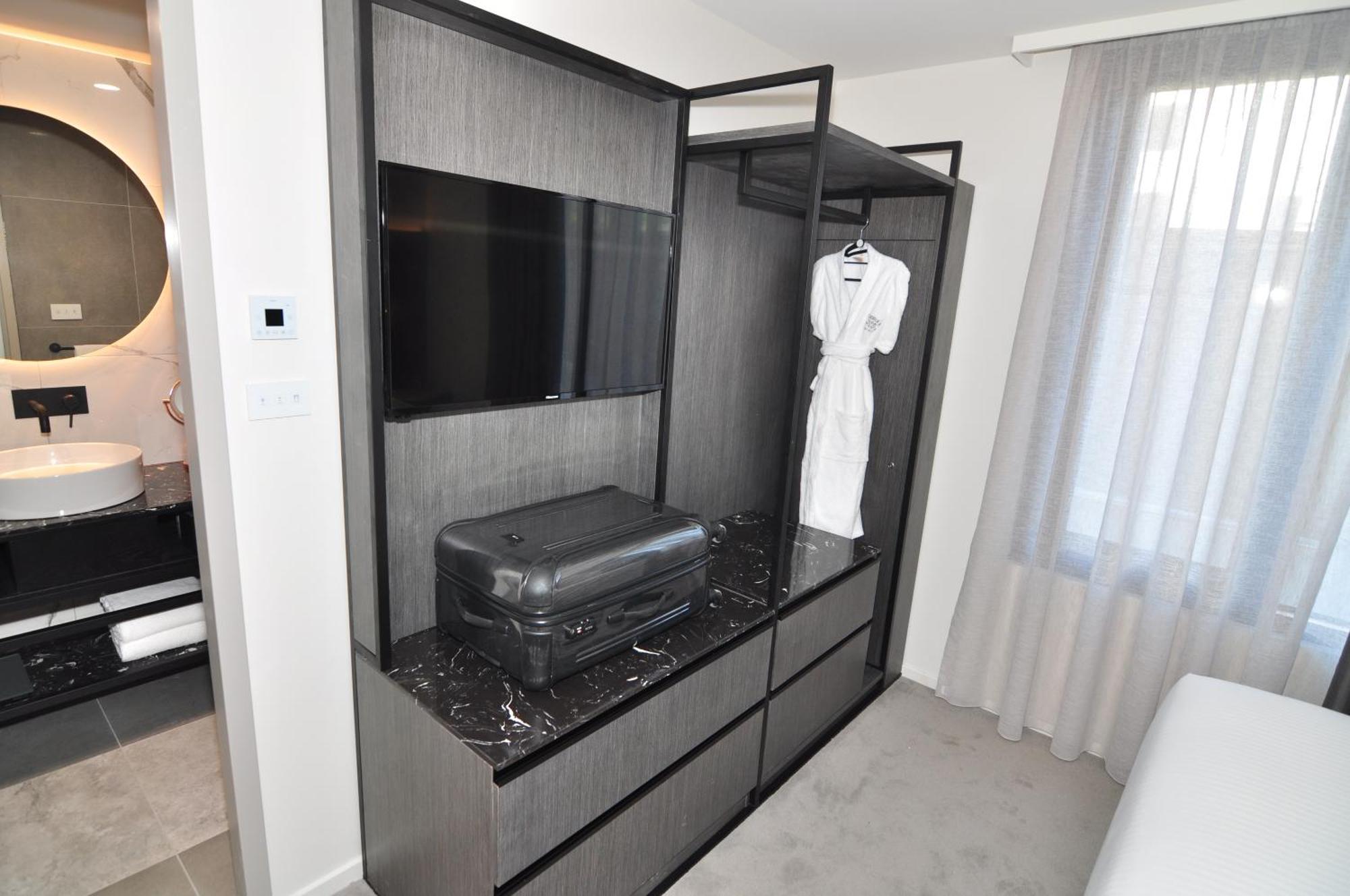 Two-Bedroom One Bathroom Apartment,1698386999:JPEG